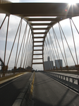 901193 Gezicht over de nieuwe Hogeweidebrug over het Amsterdam-Rijnkanaal te Utrecht, naar het oosten.